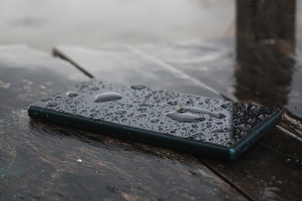 Vattenskadad iPhone – vattendroppar på mobil